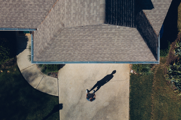 Fedezd fel a zsindelyek világát és megtudd, miért fontosak a tetőépítésben. Ismerd meg a bitumenes és tekercses zsindelyek előnyeit, valamint a zsindely alátétlemezek szerepét. Válassz a legjobb minőségű zsindelyek közül a barkacsolni.hu webshopban, hogy biztonságos és tartós tetőszerkezetet alakíts ki.