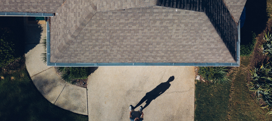 Fedezd fel a zsindelyek világát és megtudd, miért fontosak a tetőépítésben. Ismerd meg a bitumenes és tekercses zsindelyek előnyeit, valamint a zsindely alátétlemezek szerepét. Válassz a legjobb minőségű zsindelyek közül a barkacsolni.hu webshopban, hogy biztonságos és tartós tetőszerkezetet alakíts ki.